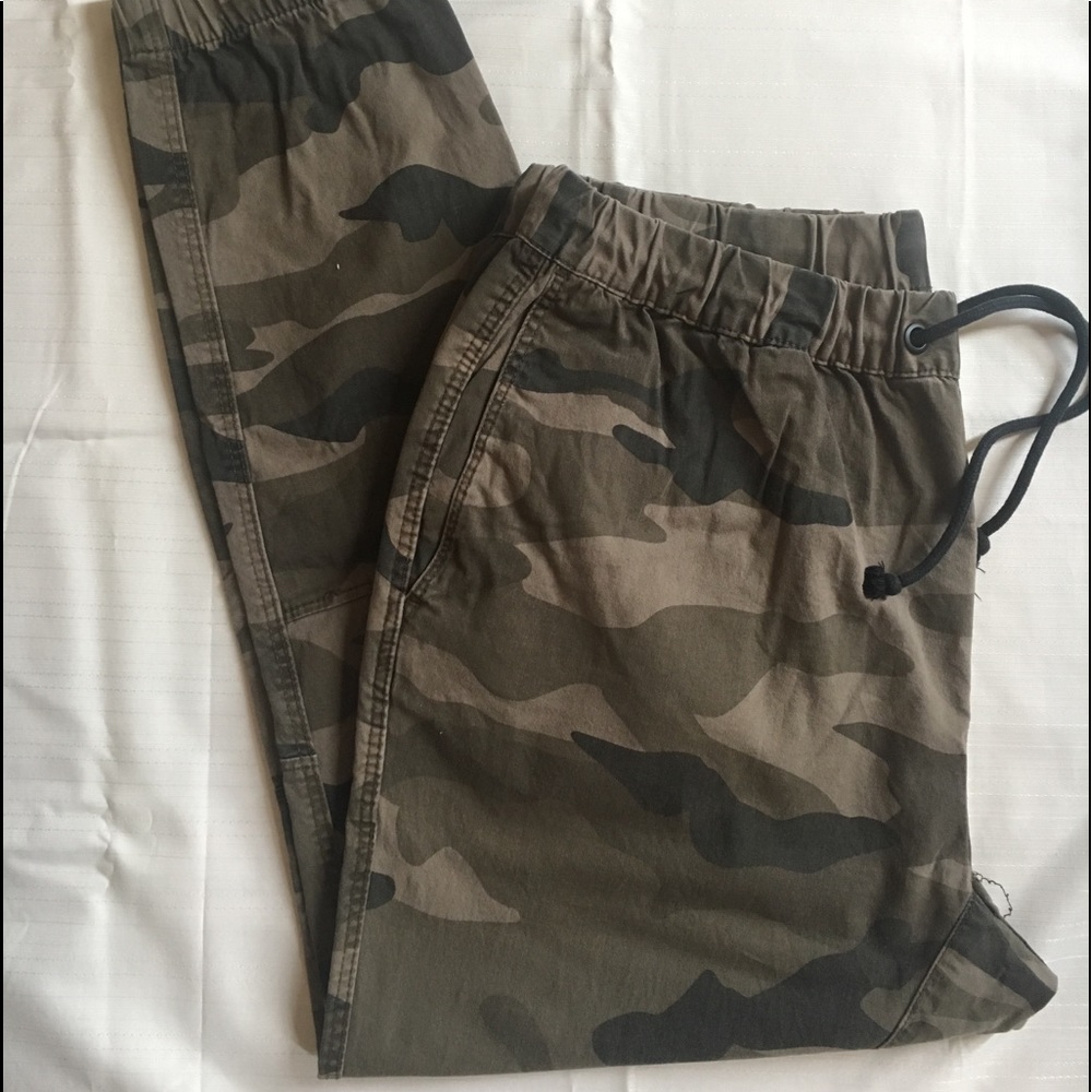 Divided Men’s jogger khakis